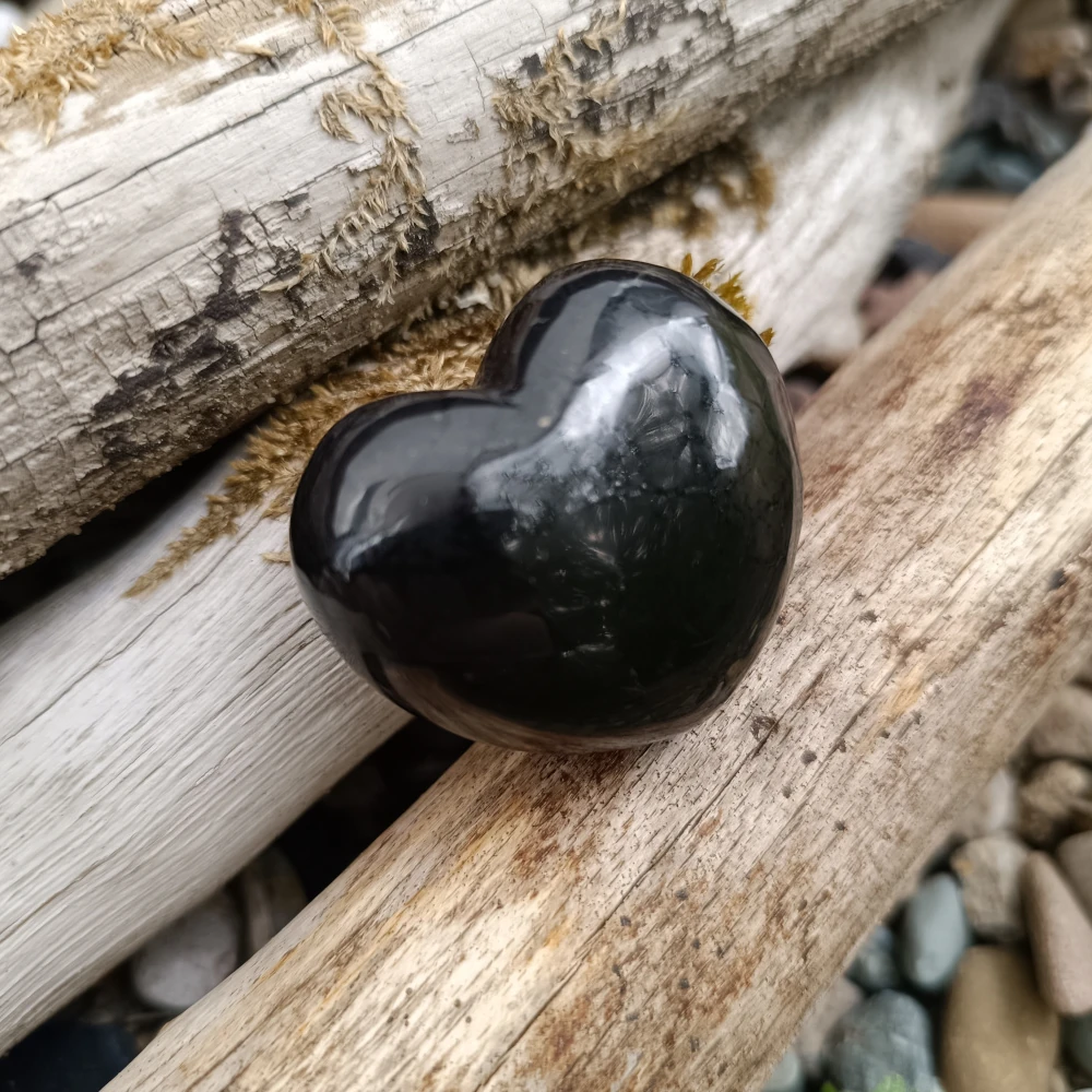 Herz aus Schungit auf Holz liegend