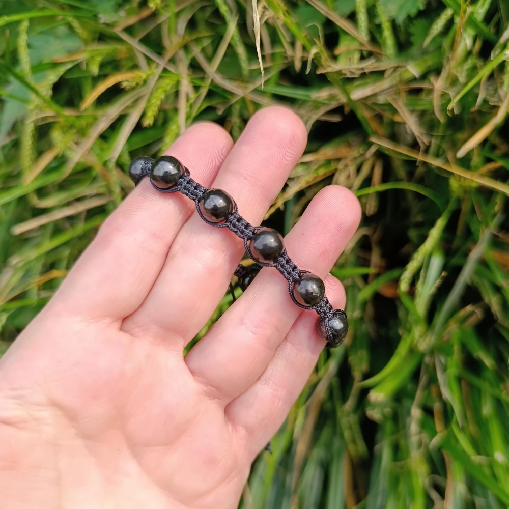 Shamballa Armband aus Schungit mit kleinen Perlen