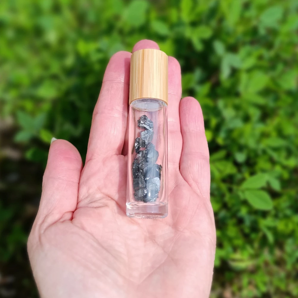 Elite-Schungit Roll-on, silbrig glänzender Splitt im Glas