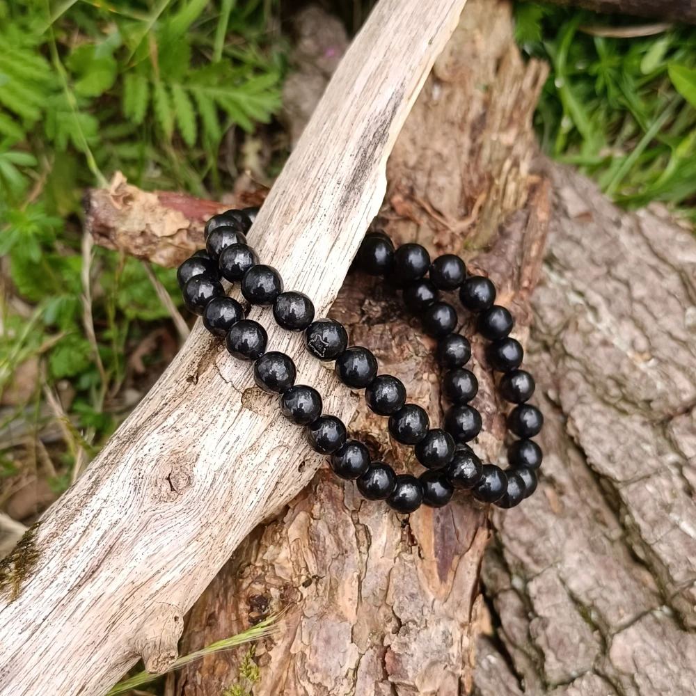 Schungit Kette auf Holz liegend