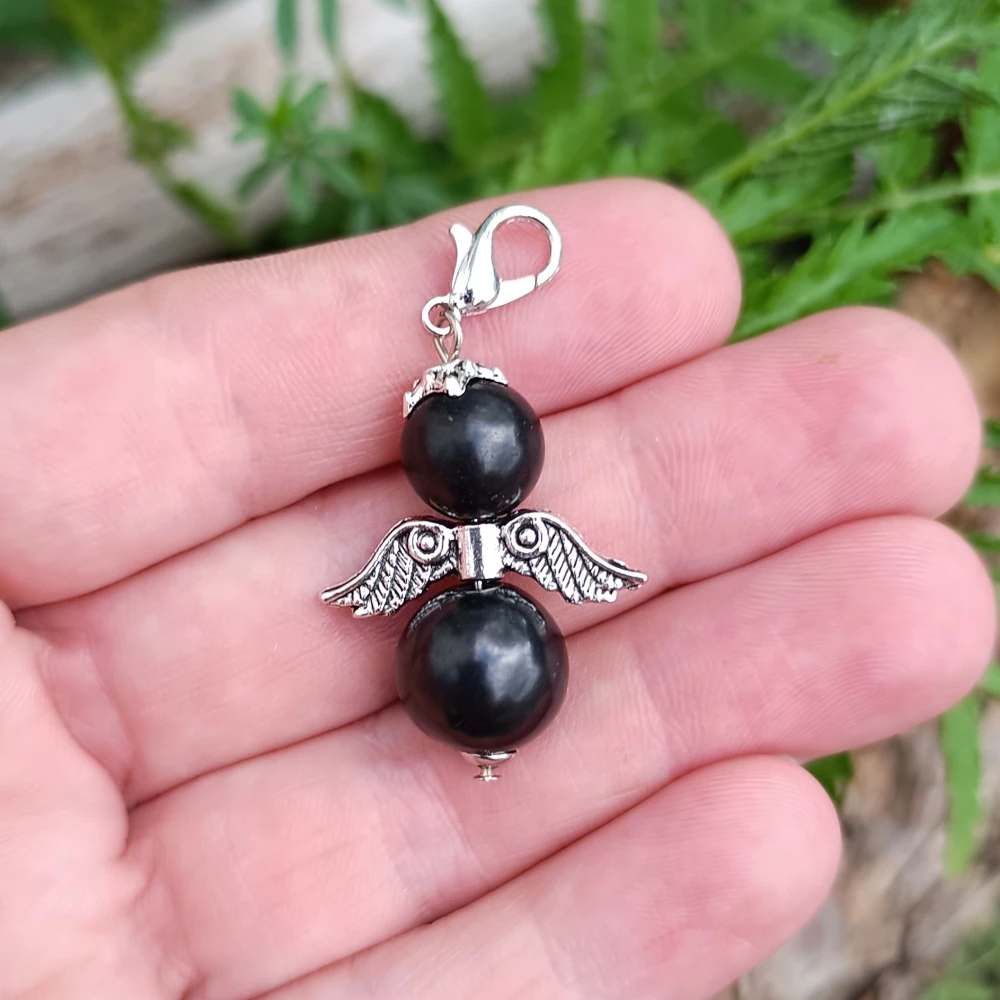 Schungit-Engel in der Hand