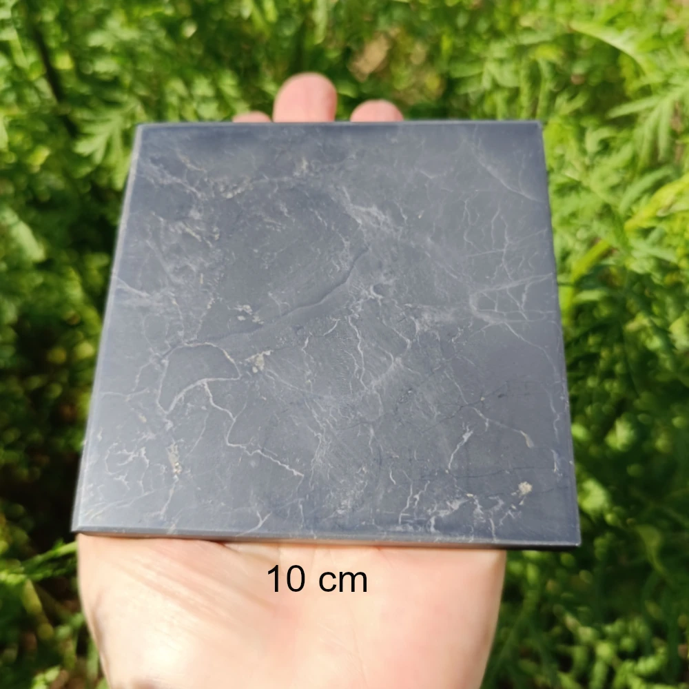 Schungit-Platte 10 cm poliert, quadratisch, glänzend schwarz, in der Hand