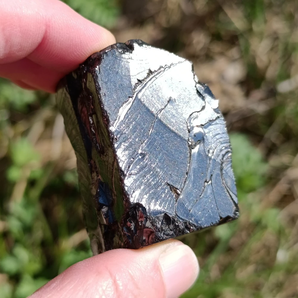 Von Sonne angestrahlter Edel-Schungit-Stein.