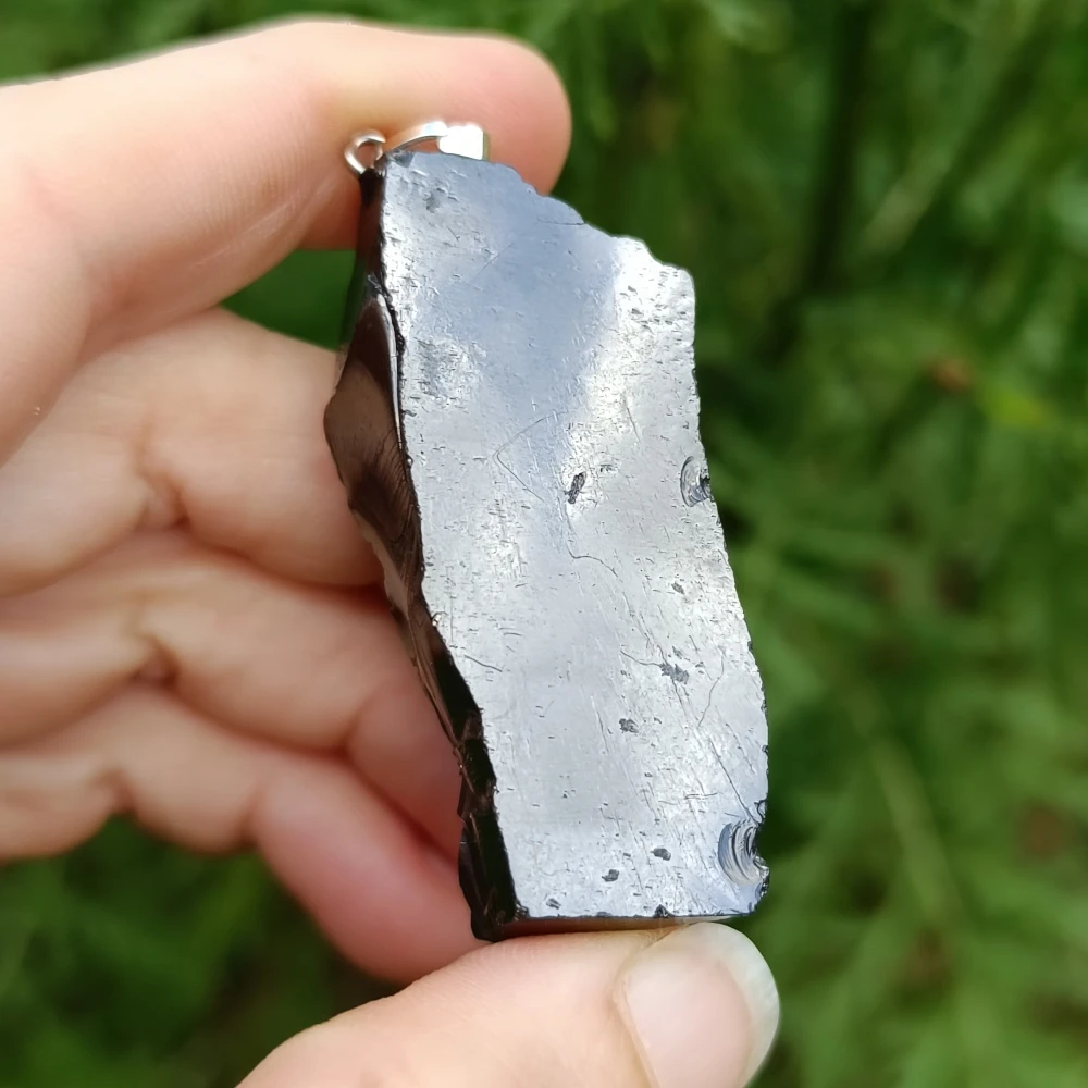 Edel-Schungit Halsanhänger, dunkelgrau, metallisch glänzend, kompakte Form