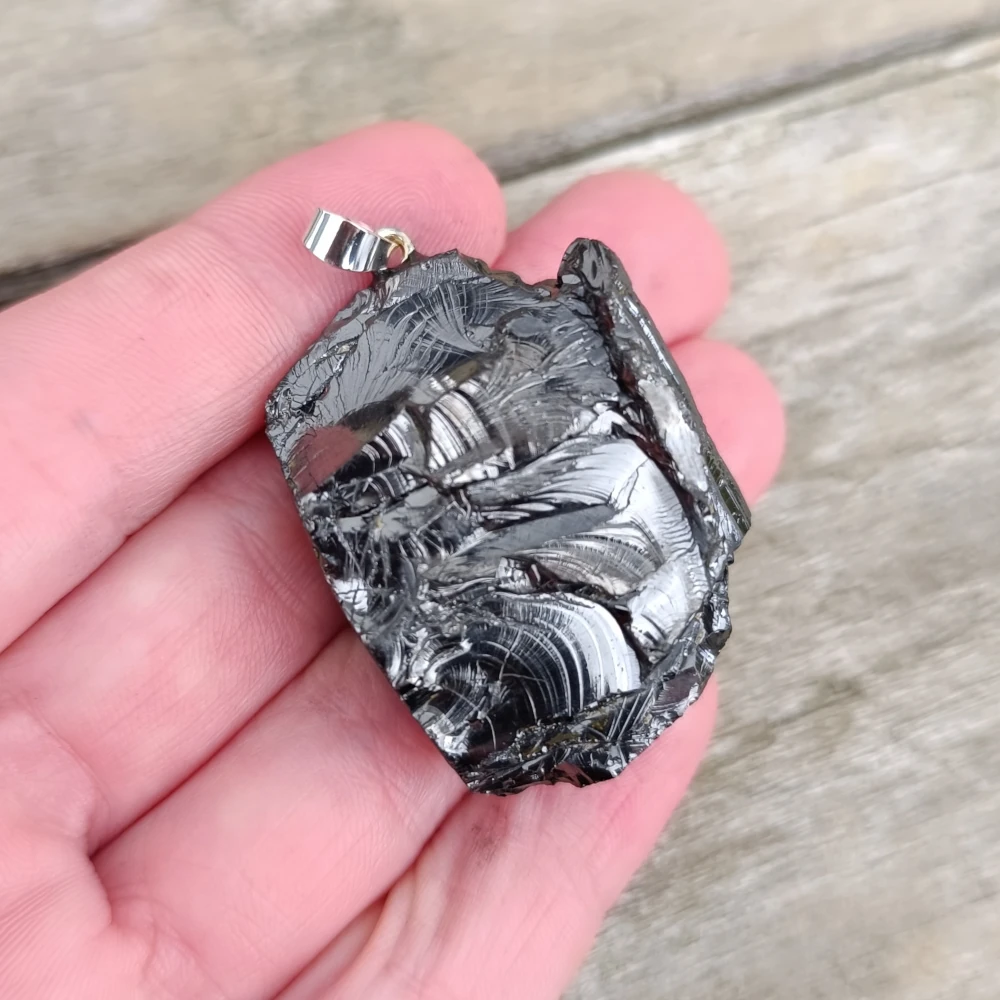 Edel-Schungit Halsanhänger, dunkelgrau, metallisch glänzend, kompakte Form