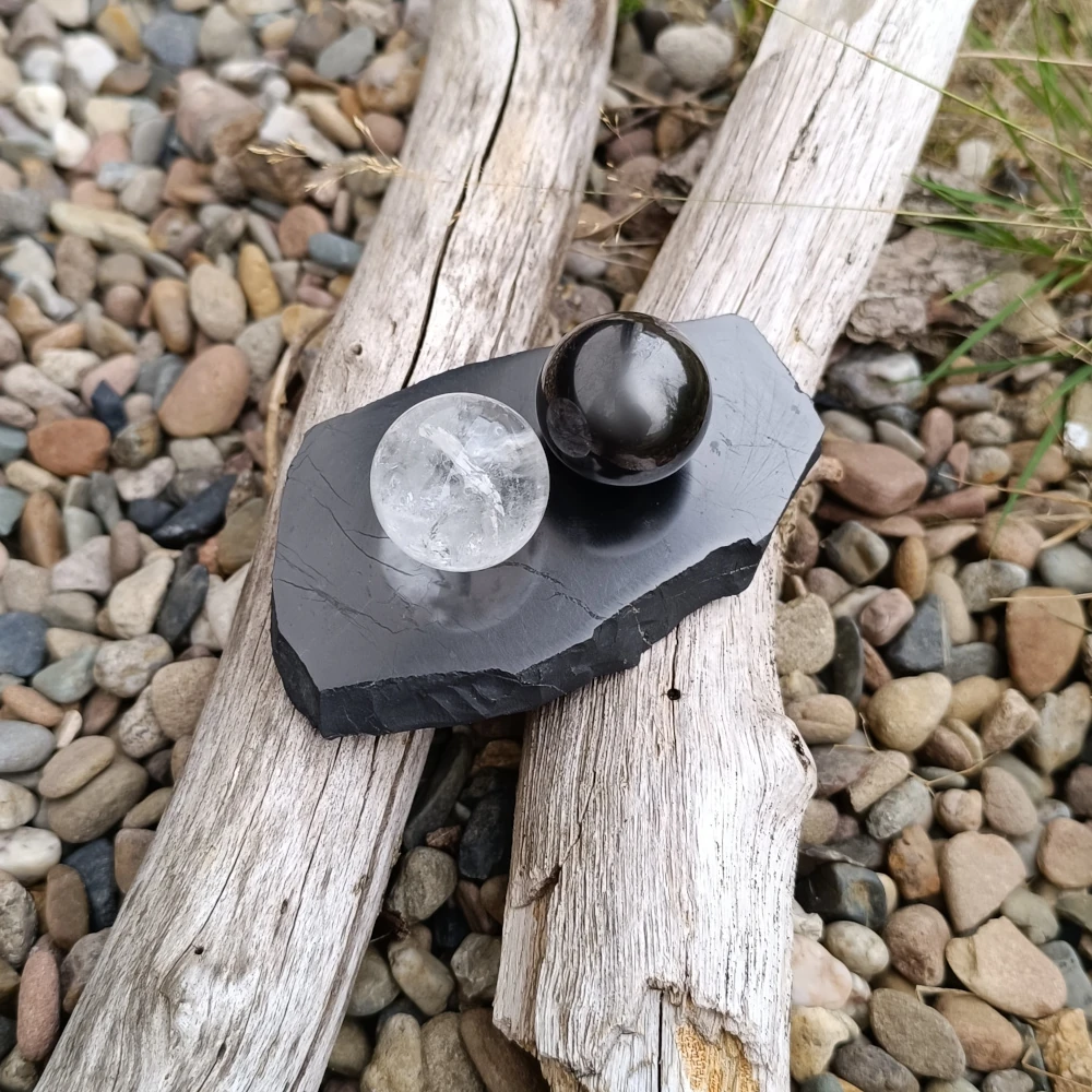 Kugelset aus Bergkristall und Schungit mit Kugelhalter