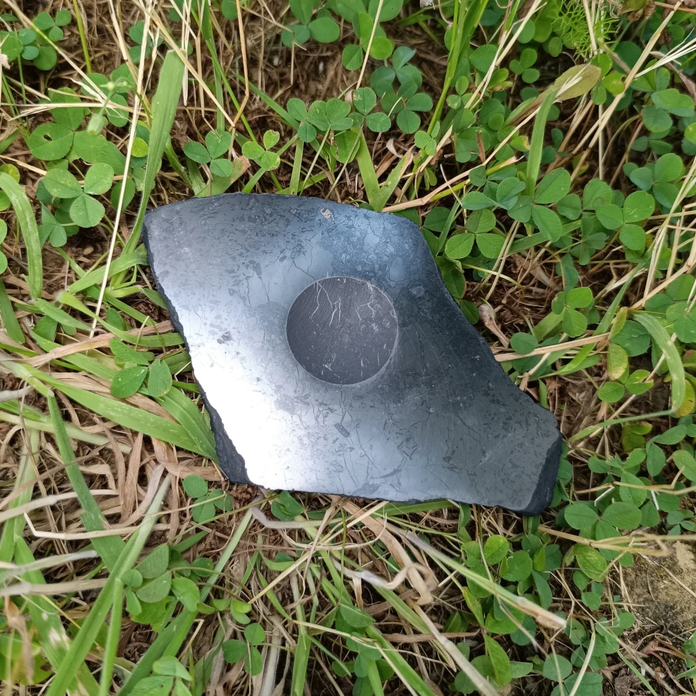 Schungit-Kugelhalter poliert, schwarz glänzend, auf Naturuntergrund