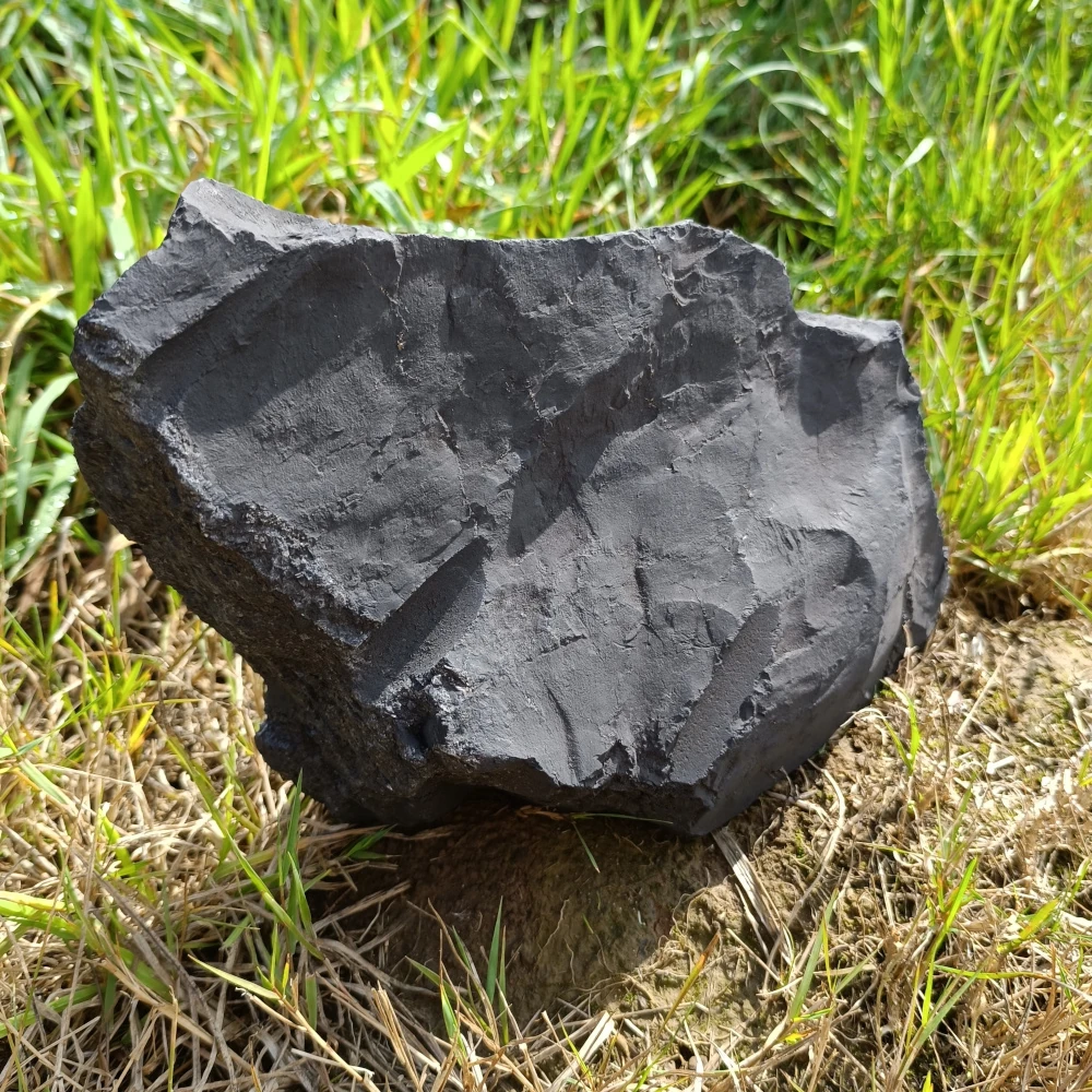 Schungit Rohstein, längliche Form, matt-schwarz, unbearbeitet