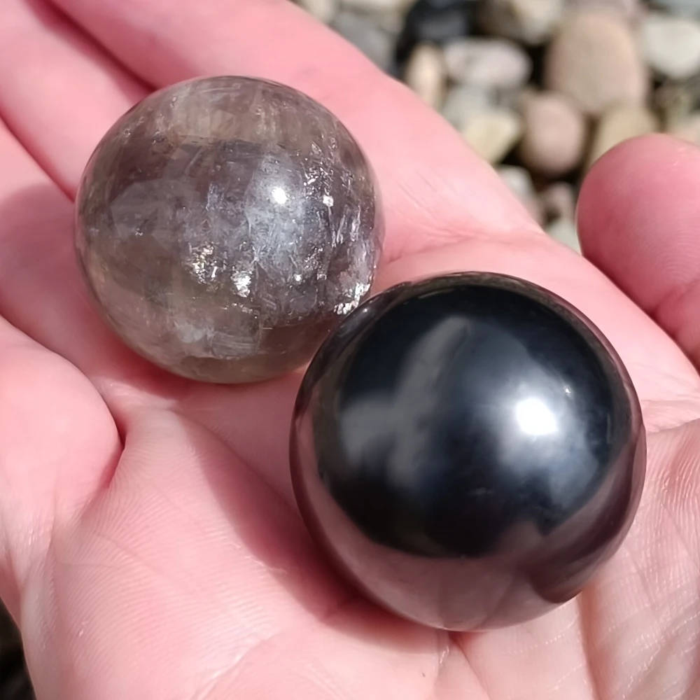 Gegensatzpaar aus Schungit und Fluorit Kugel