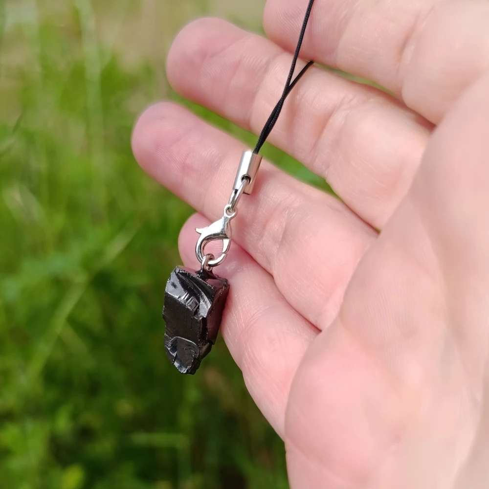 Edel-Schungit Handyanhänger, metallisch glänzend