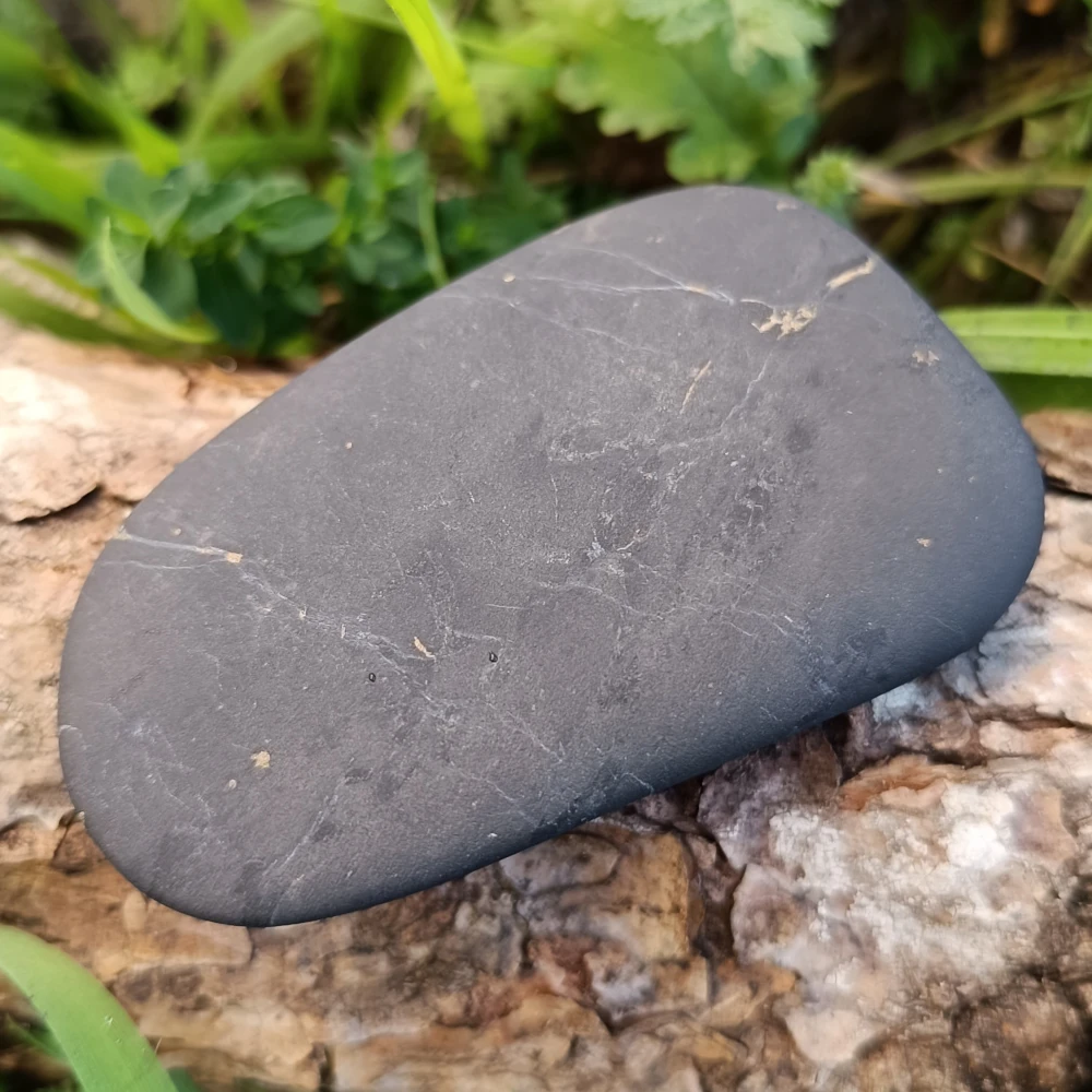 Flacher Schungit Trommelstein