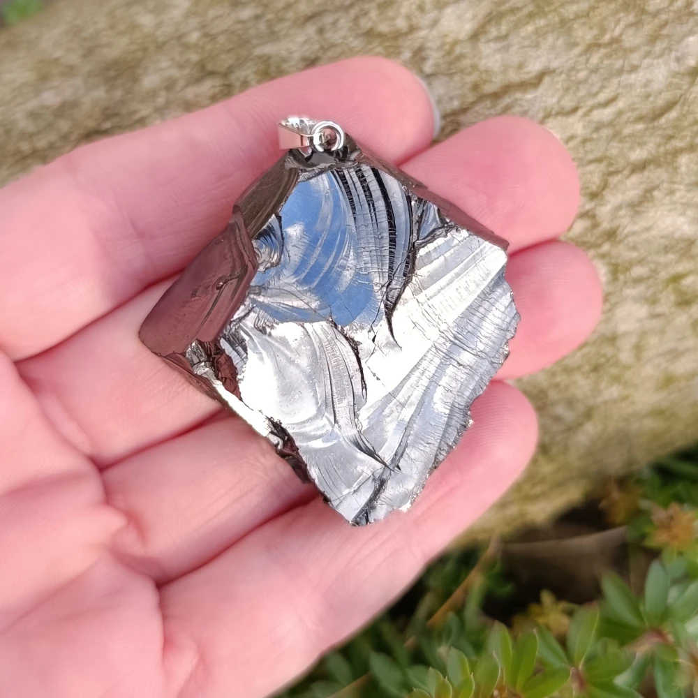 Auf Holz liegender Edelschungit Anhänger