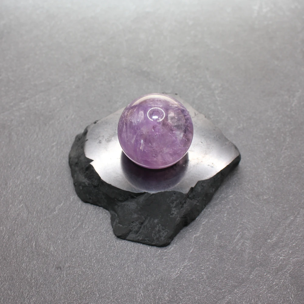 Amethystkugel auf Schungit Untersetzer