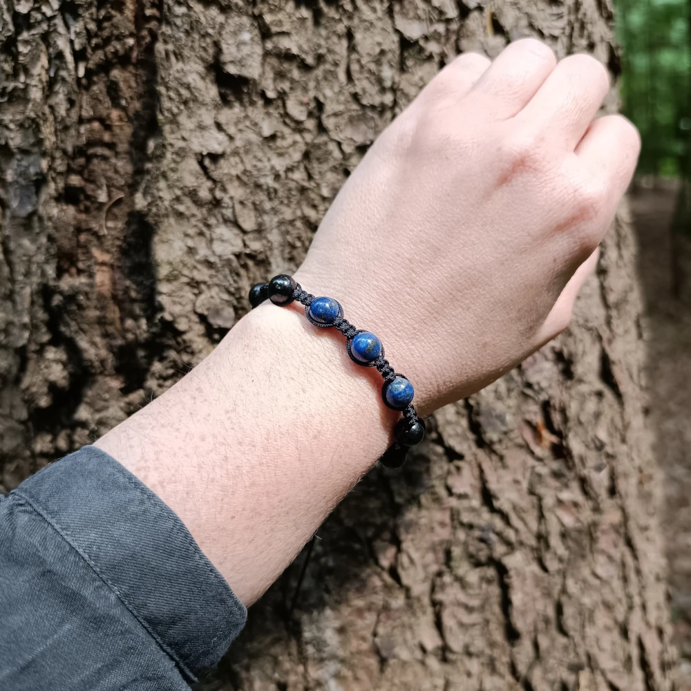 Schungit und Lapislazuli Shamballa Armband am Handgelenk