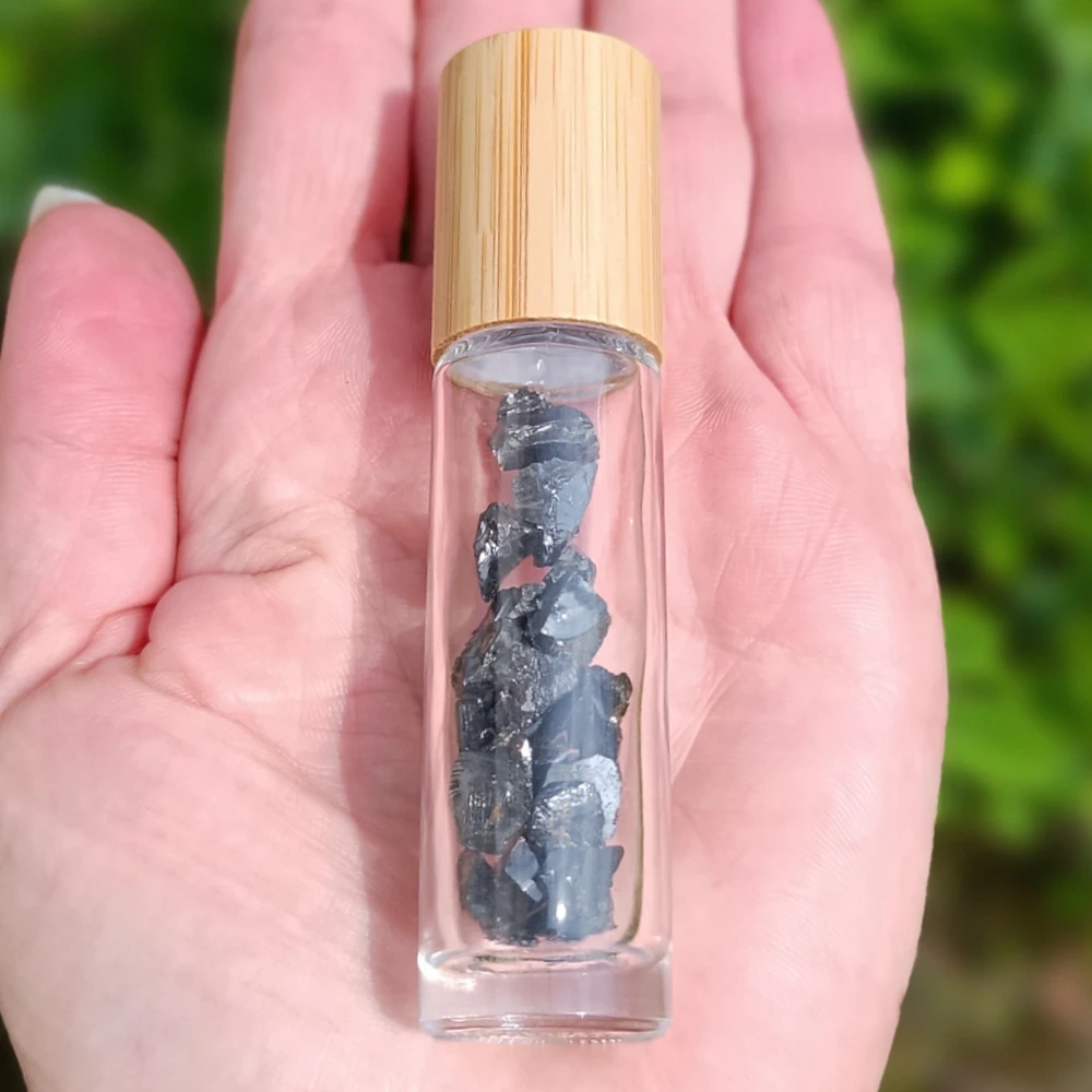 Edel-Schungit Roll-on, liegend, Glasfläschchen mit Splitt