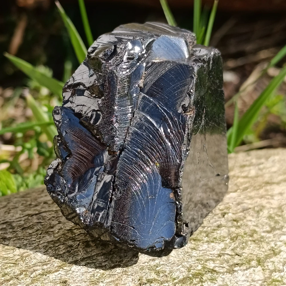 Silriger Edelschungit Rohstein in Rechteck-Form.