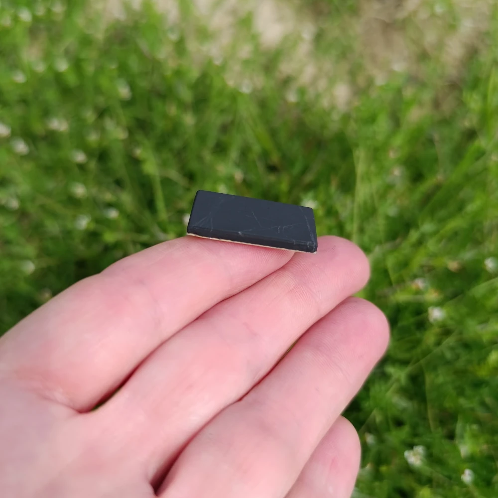 Schungit-Aufkleber, flache schwarze Platte auf Untergrund