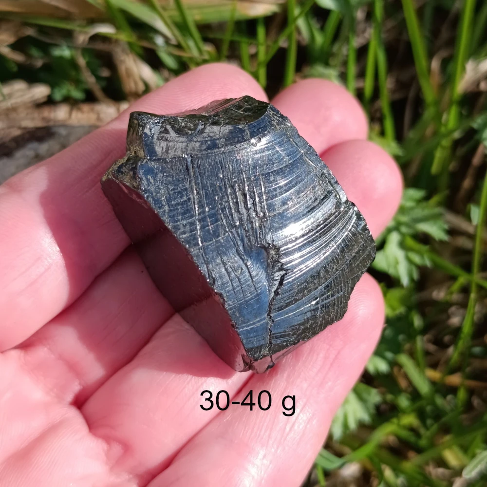 Edel-Schungit mit muschelfoermigen Bruch.