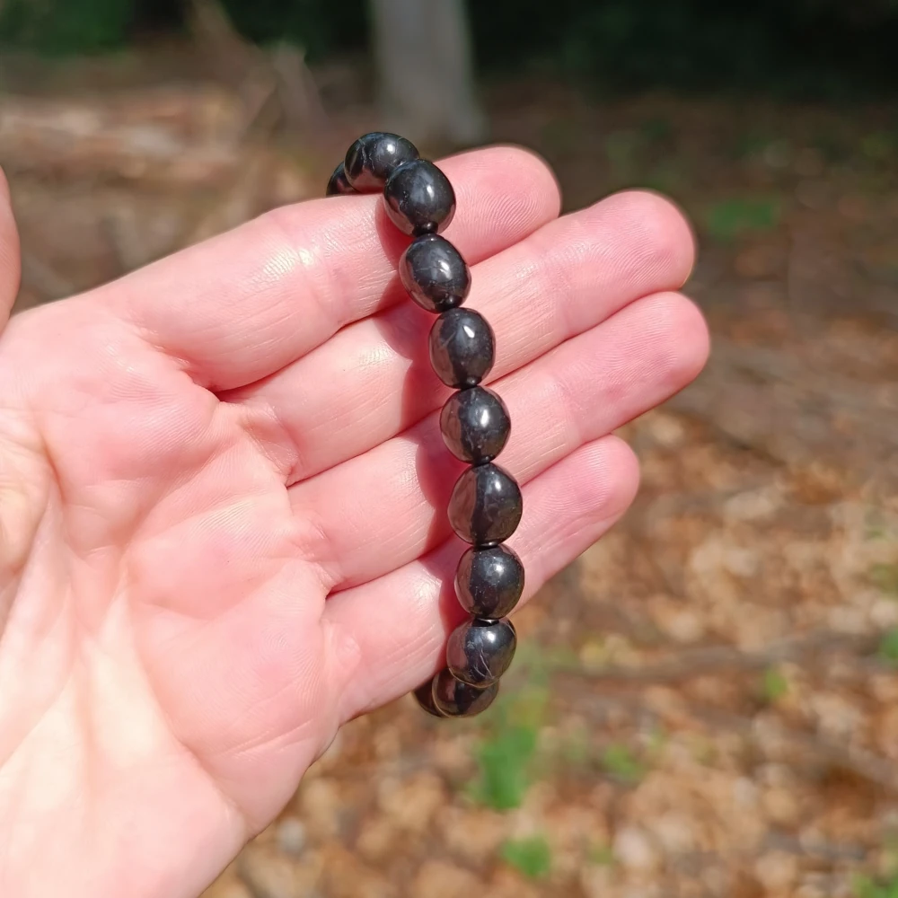 Schungit Trommelsteinarmband in der Sonne