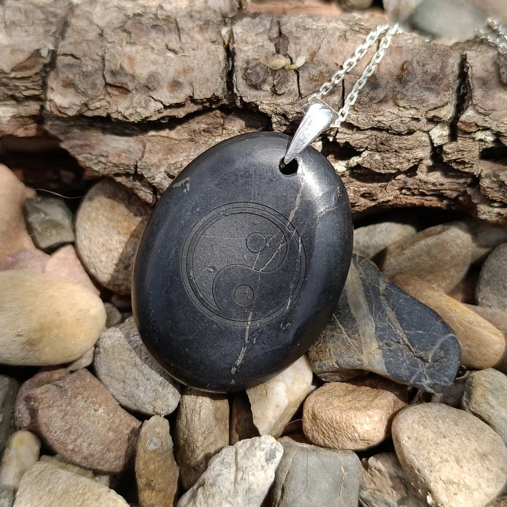 Schungit-Anhaenger mit Symbol Yin&Yang