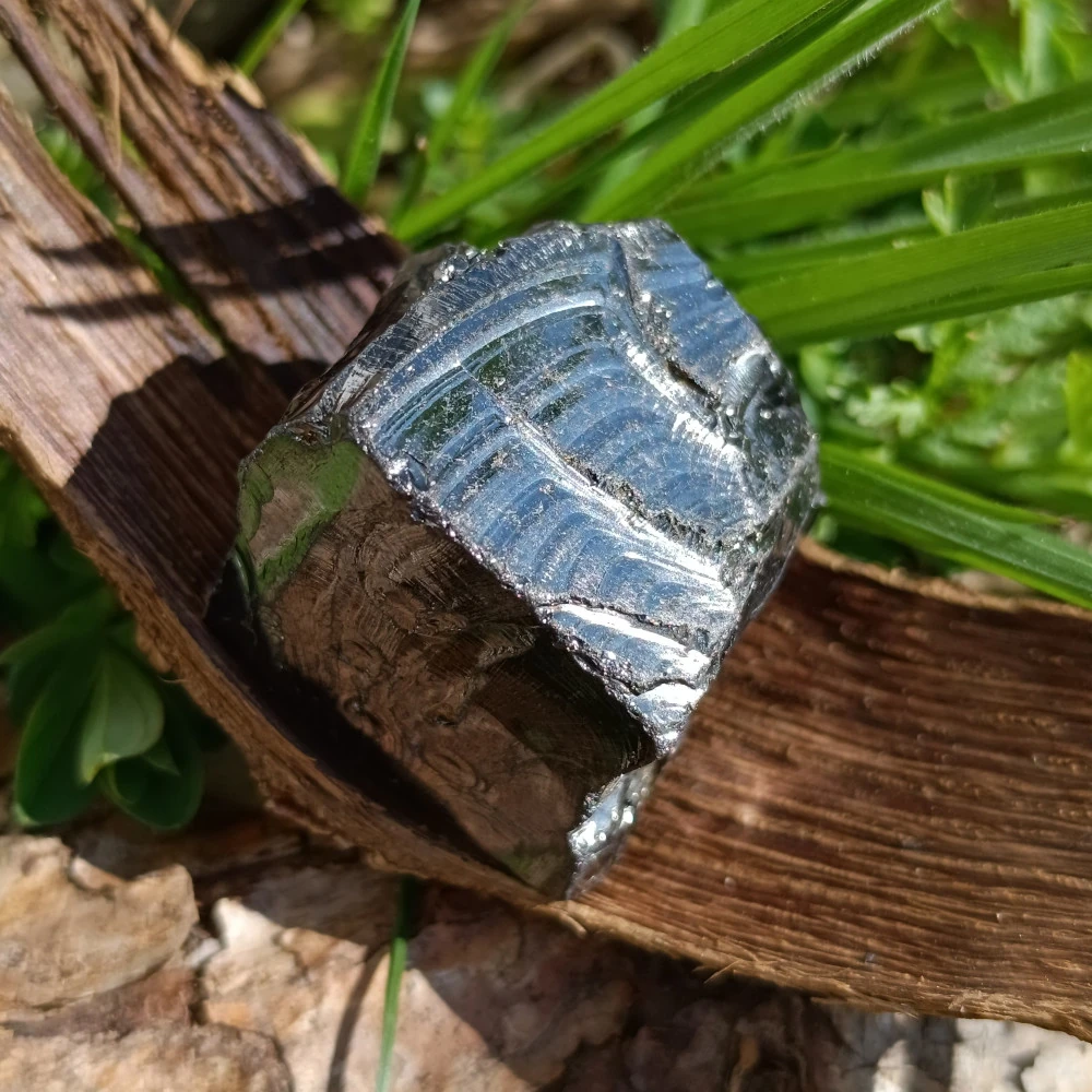 Große Edelschungit Steine in der Hand