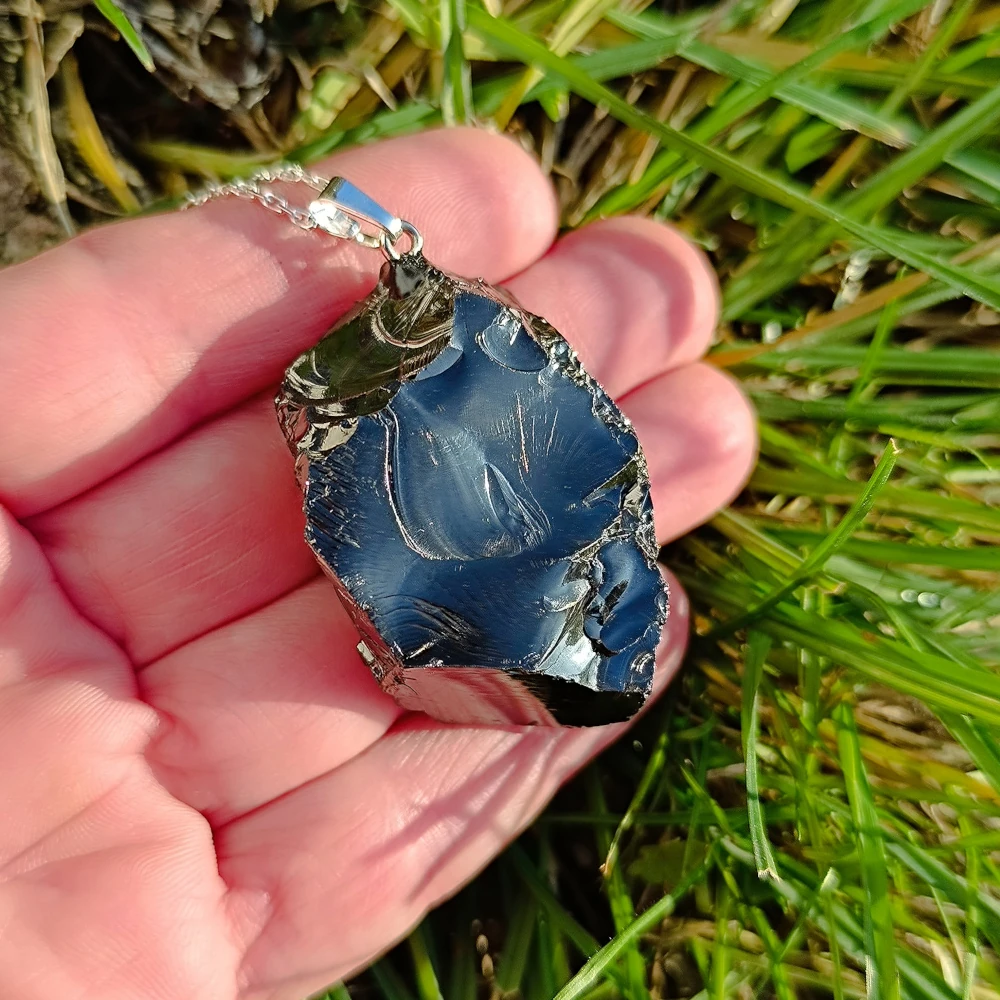 Edelschungit Anhänger in dreieckiger Form