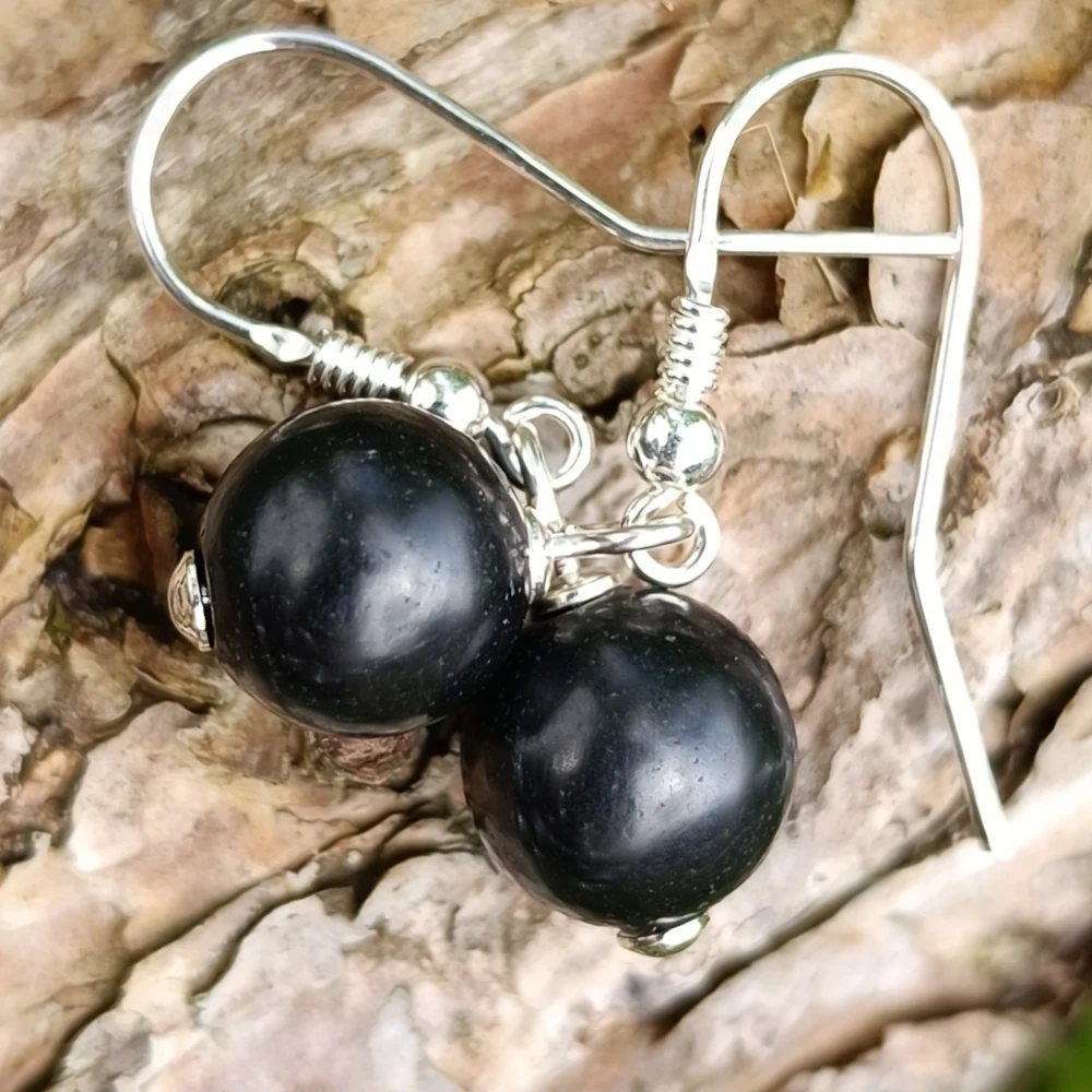 Ohrhaenger aus Schungit in Kugelform