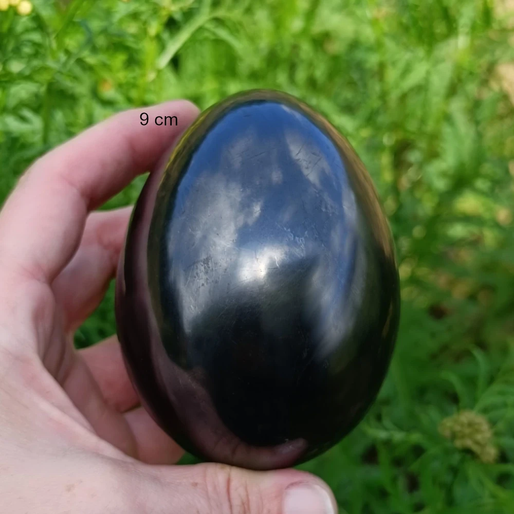 Neun Zentimeter Ei aus Schungit in der Hand