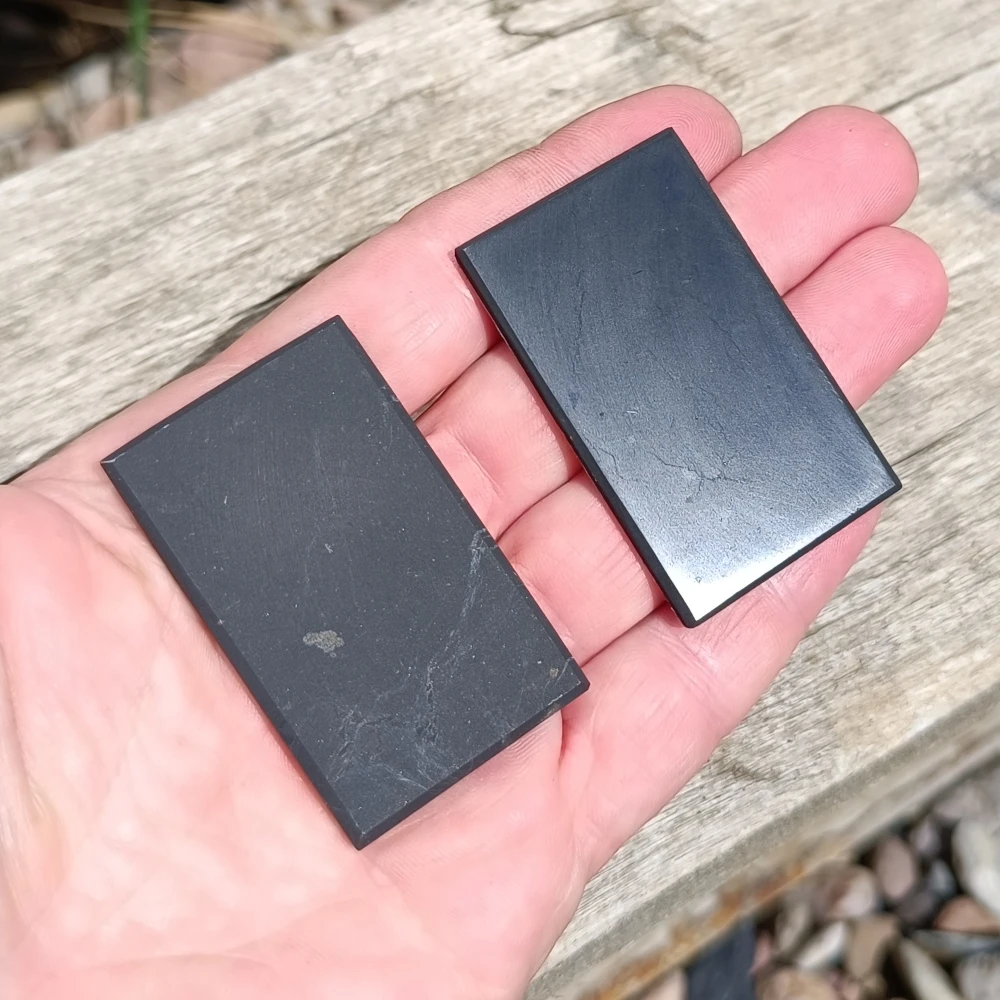 Schungit-Tabletplatten, zwei Größen, rechteckig, auf weißem Hintergrund
