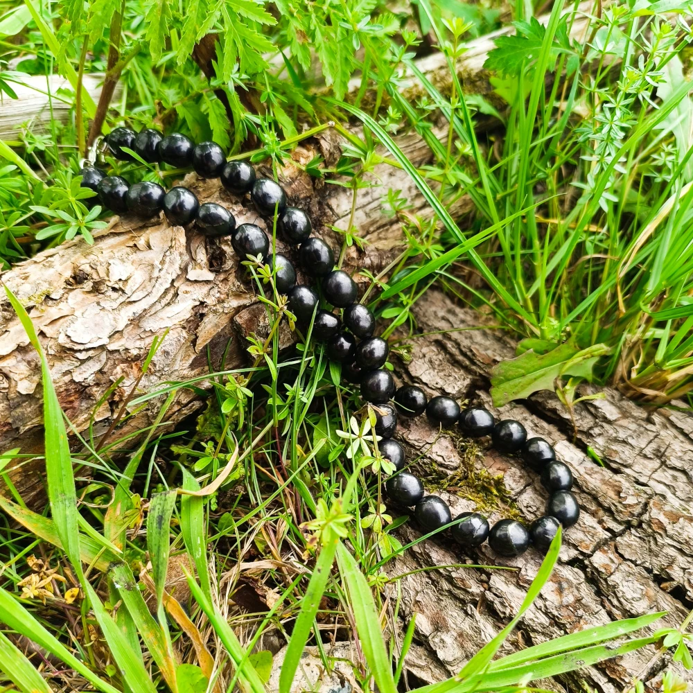 Schungit Barockstein Kette auf Baumrinde liegend