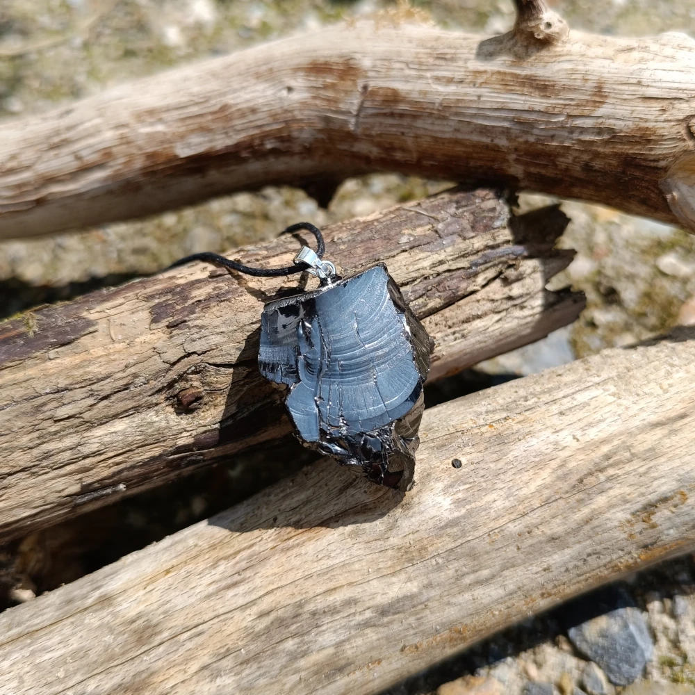 Edelschungit Anhaenger auf Holz mit Silberöse