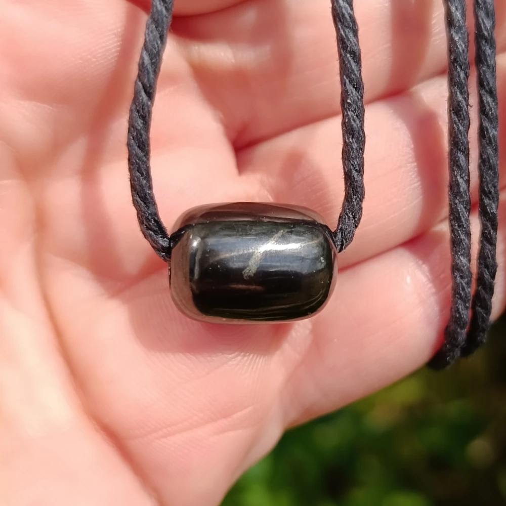 Anhaenger Toennchen aus Schungit bei Sonnenstrahlen