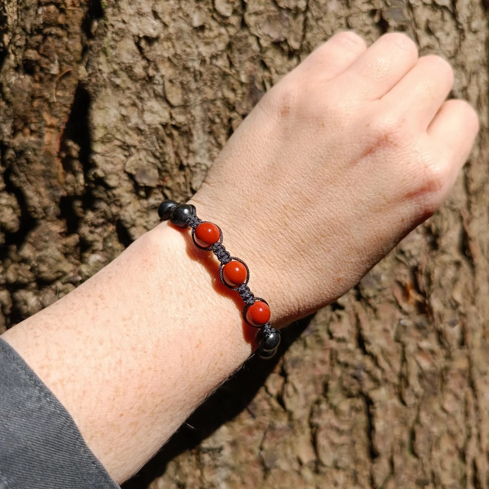 Shamballa Armband aus Schungit und Jaspis am Arm