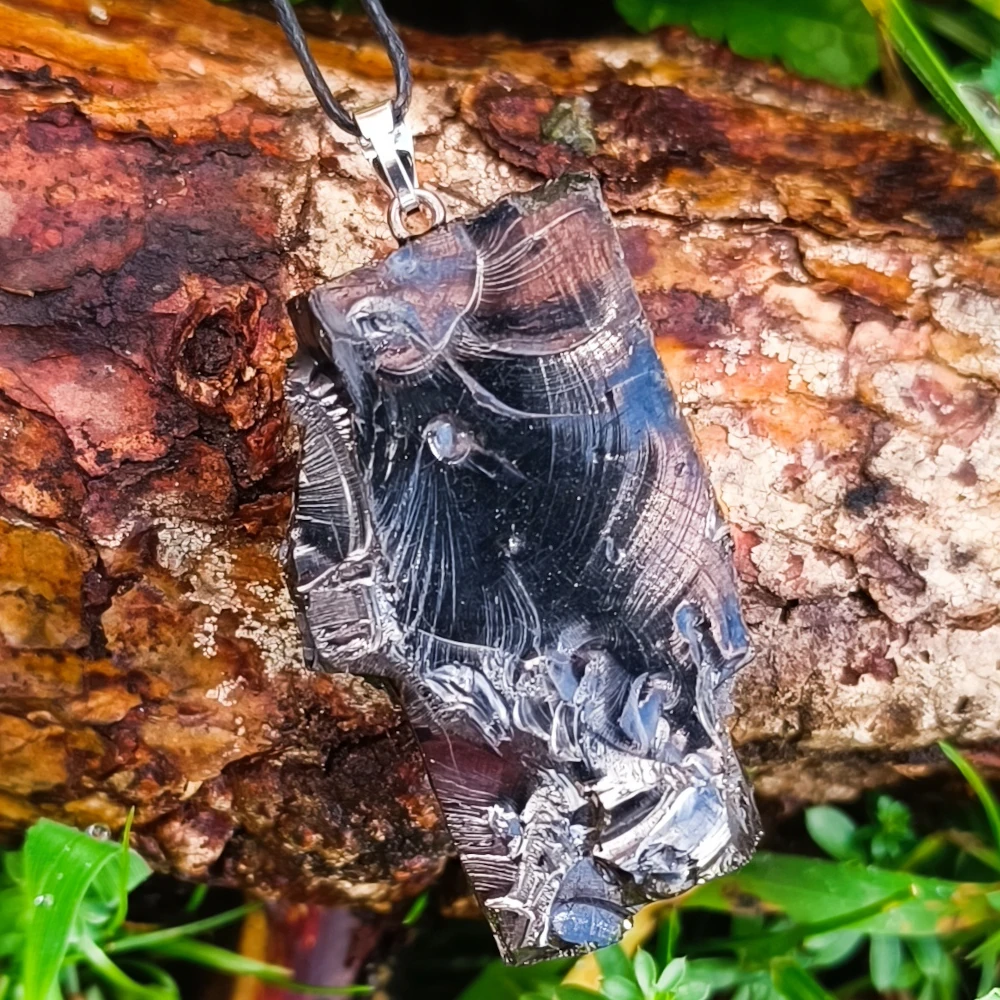 Naturbelassener Edelschungit Kettenanhänger