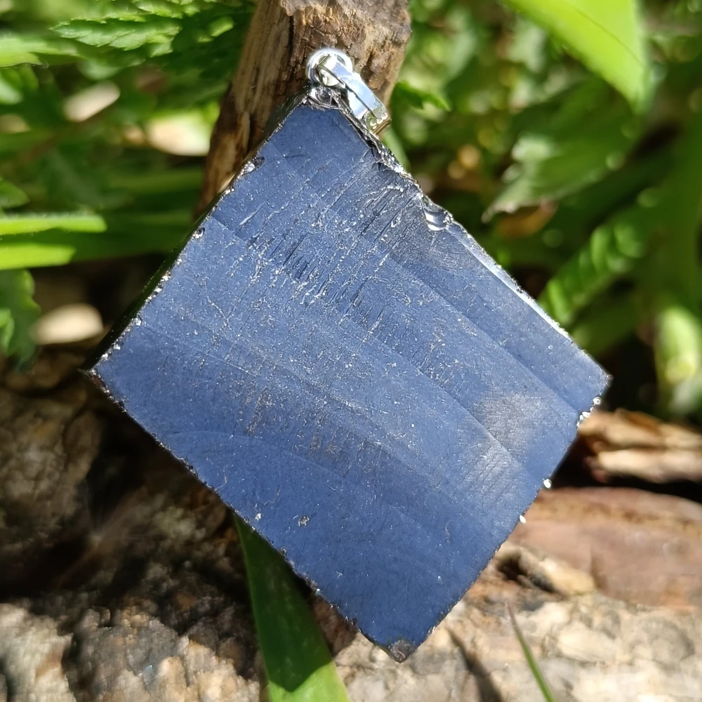 Naturbelassener Edelschungit Kettenanhänger