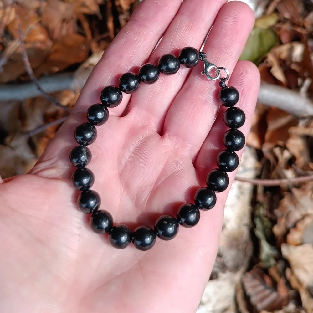 Schungit-Kugelarmband liegend