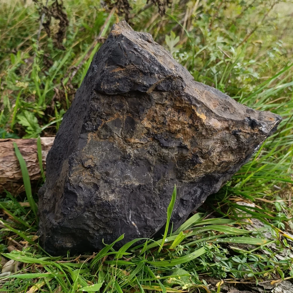 Grosser Bruchstein aus Schungit
