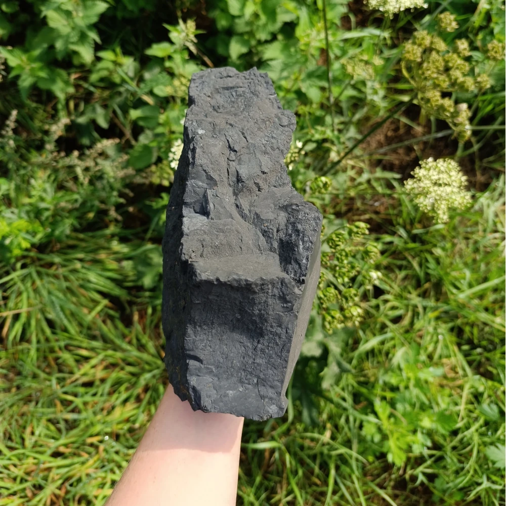 Schungit Rohstein, dunkelgrau, unbearbeitet, natürliche Bruchkanten