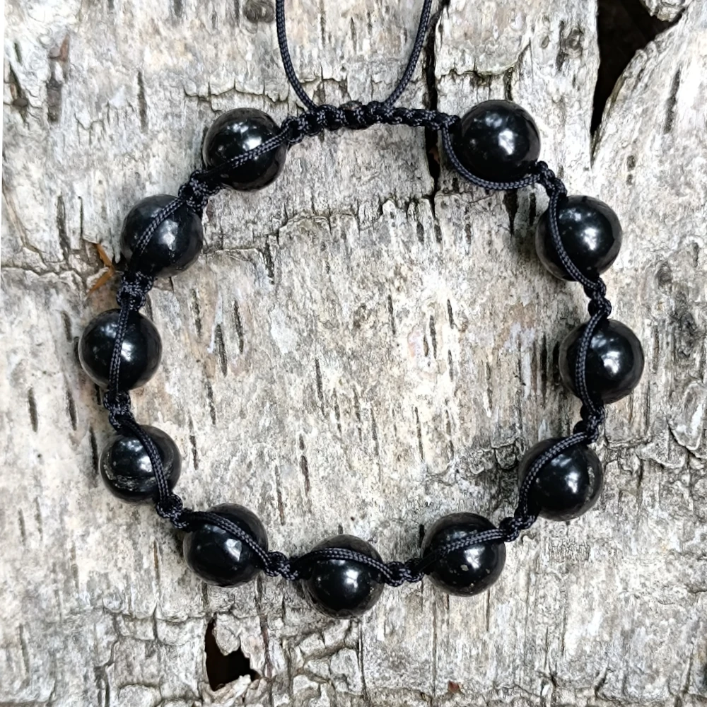 Shamballa Armband aus Schungit Perlen auf Holz