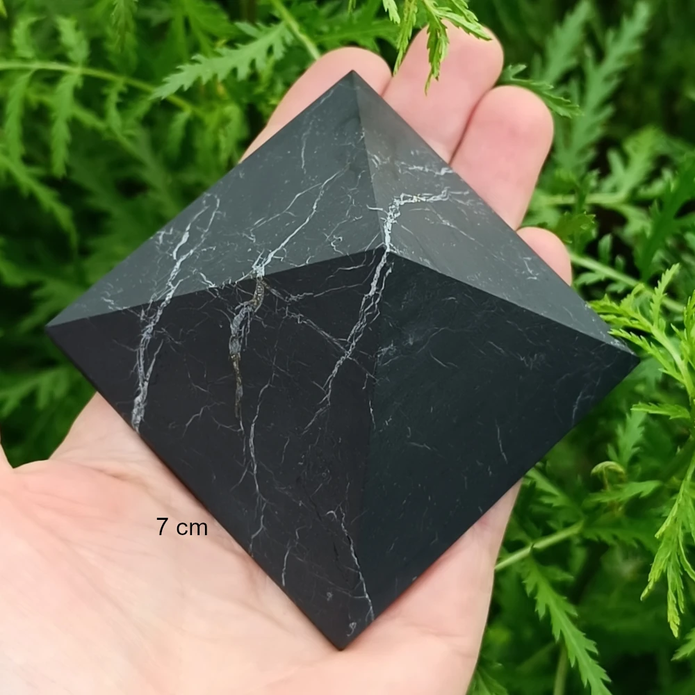 Matte Schungit Pyramide in der Hand