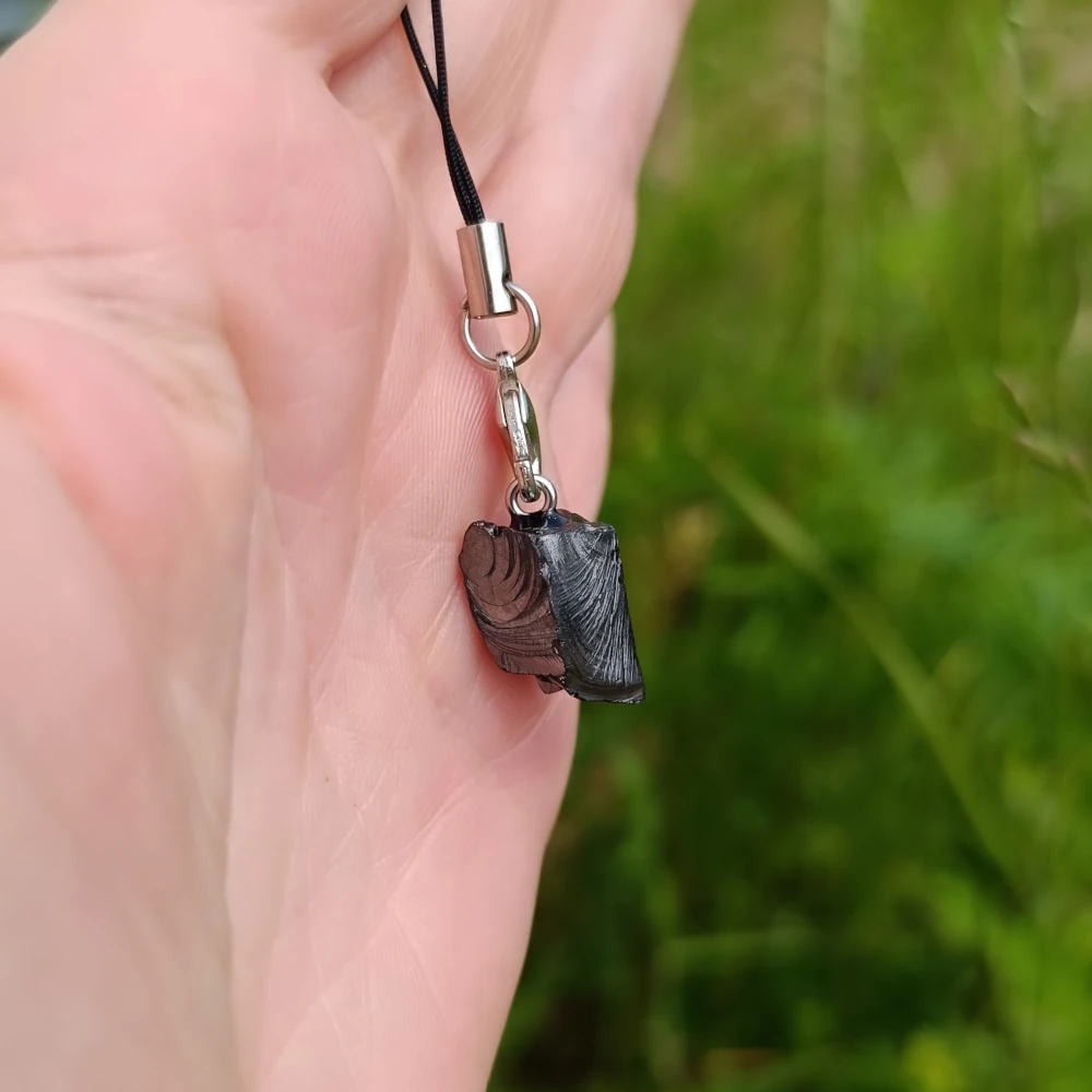 Edel-Schungit Handyanhänger, dunkelgrau, an Schnur