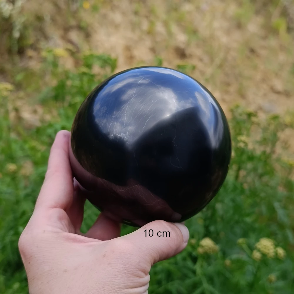 Grosse Schungit Kugel in der Hand