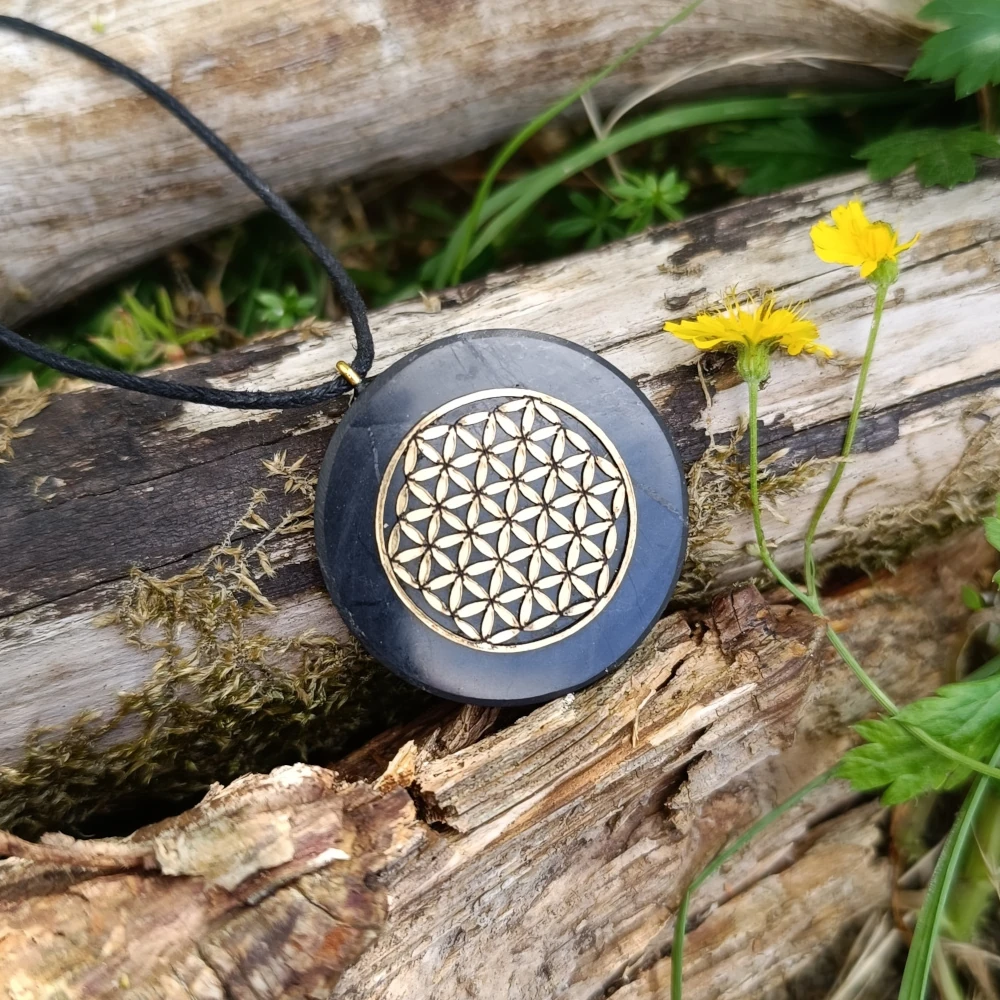 Lebensblume Symbol auf einem rundem Schungit-Halsanhaenger