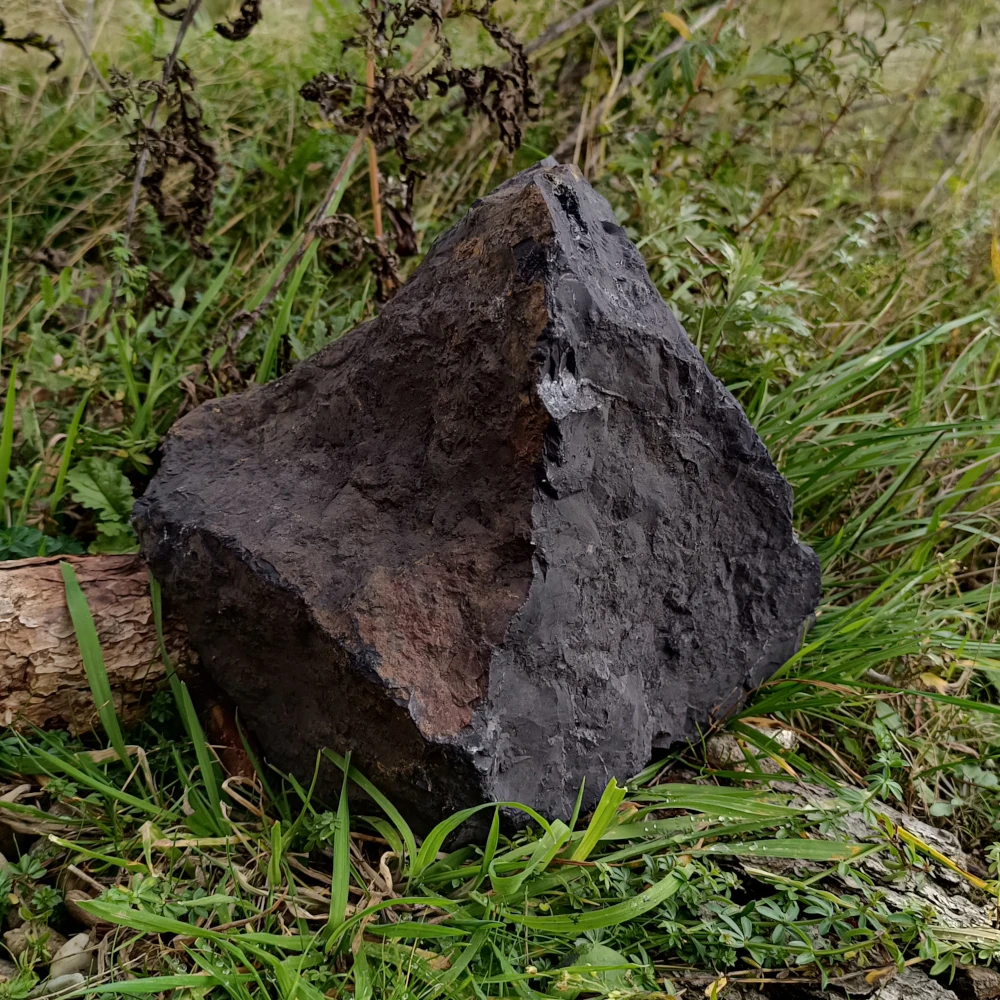 Rohstein aus Schungit in dreieckiger Form