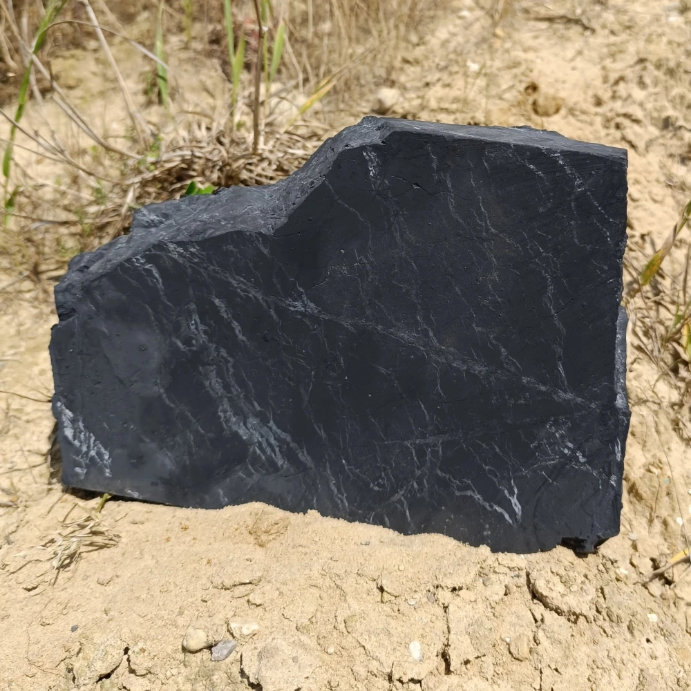 Schungit Rohstein, kompakte Form, matte schwarze Oberfläche