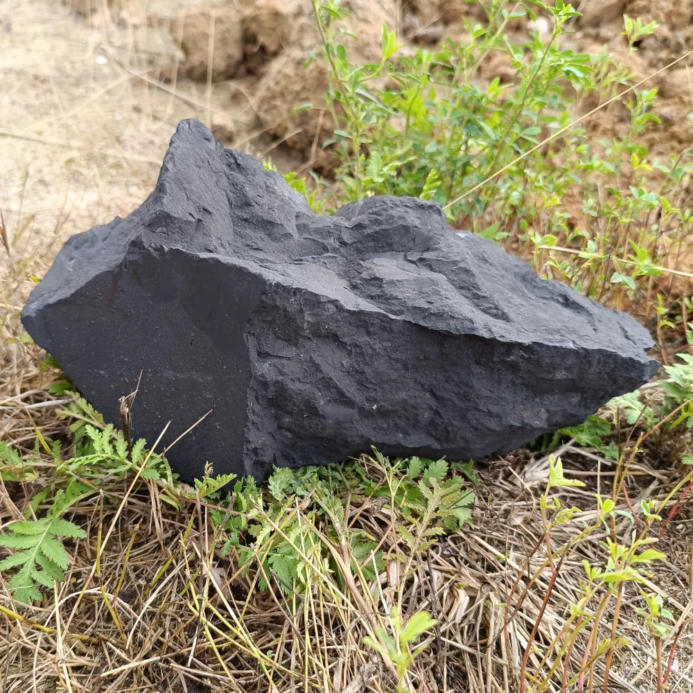 Schungit Rohstein, kompakte Form, matte schwarze Oberfläche
