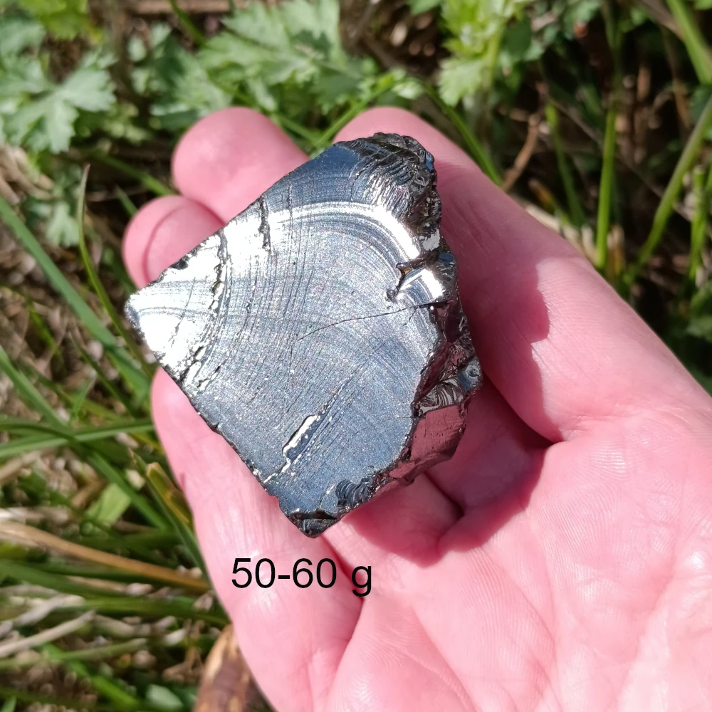 Edel-Schungit 50-60 g schwer.