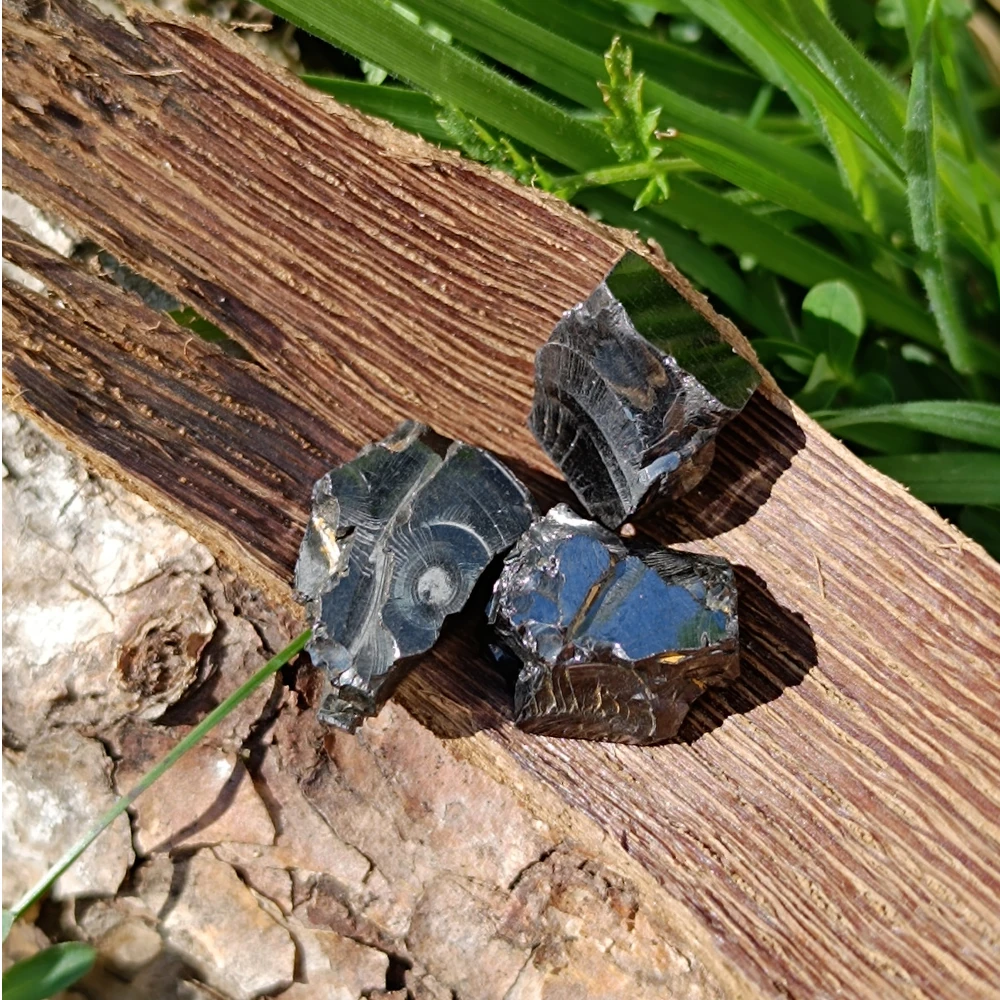 Edelschungit Wassersteine in einer Karaffe