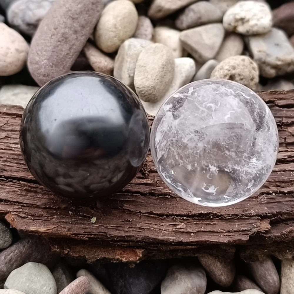 Zwei Kugeln aus Schungit und Bergkristall als Set