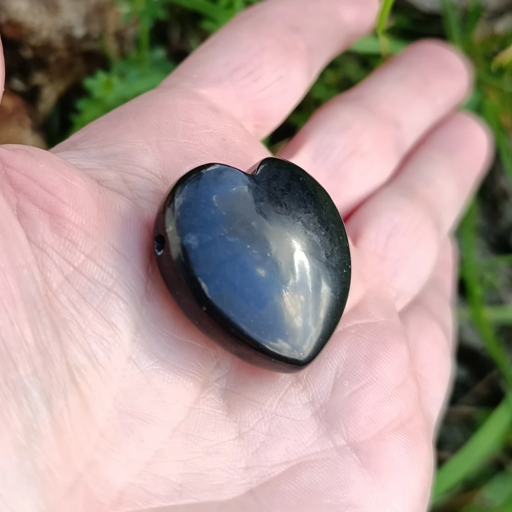 Schungit Herzform Kettenanhaenger in der Hand